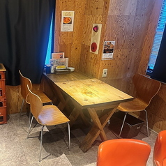 グループ利用におすすめのテーブル席は、開放感と居心地の良さを兼ね備えています。仕事帰りのサク飲みから、じっくり楽しむ晩酌まで対応可能。様々な宴会スタイルにマッチする使い心地の良いお席となっております。