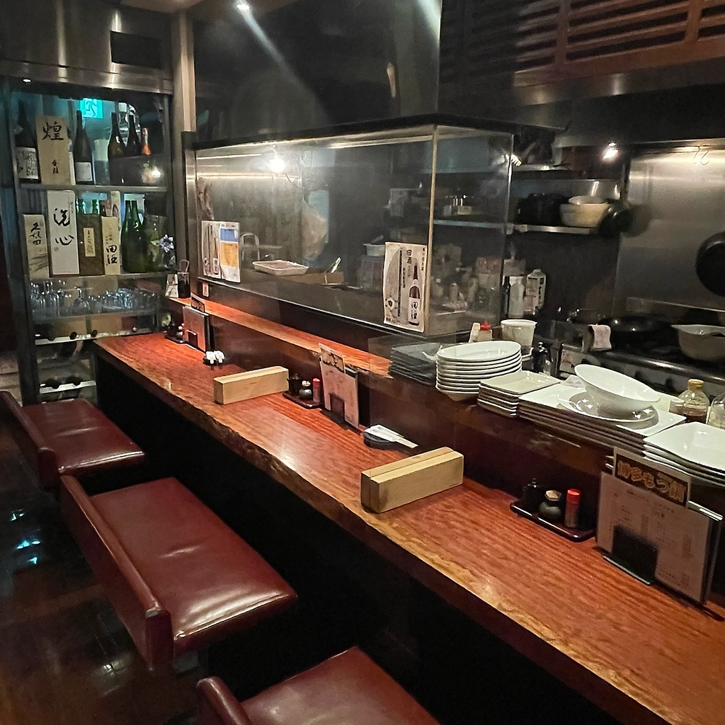 厨房が見えるカウンター席はソファ席になっており、横並びでも快適にお過ごしいただけます♪