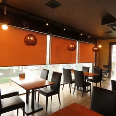 1～2名様用のテーブル席は、カップルでのデートやお二人での語らいの場に最適です。カウンター席よりも落ち着いて会話を楽しみたい方におすすめです◎