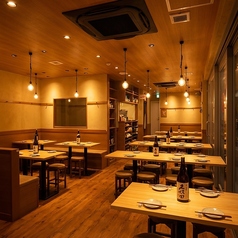 個室 20名様×312～18名様対応の広々とした個室！会社のご宴会や同窓会など大人数での集まりにぴったり◎単品飲み放題のご利用も可能、こだわりの地鶏料理とご一緒に多彩なドリンクをお楽しみいただけます。周囲を気にせず盛り上がれるプライベート空間で、心ゆくまでお過ごしください♪※個室利用可能時間17:00~24:00