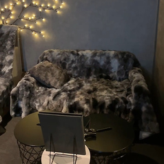 2人様用ソファー席。落ち着いた空間で、会話やシーシャをお楽しみいただけます。デートや少人数でのご利用におすすめです!