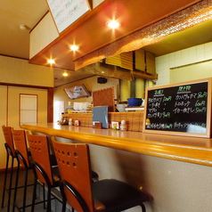 ゆっくりお座り頂けるカウンター席。