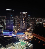 高さ132mの横浜スカイビル28階から望む贅沢な夜景