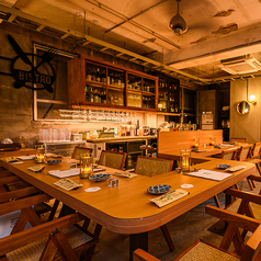 【2階】変わった形でテーブル席は1名様からグループまで、様々な人数に対応可能です！