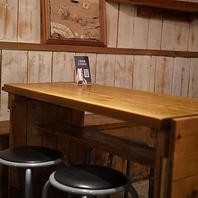 喧騒から離れた路地裏に佇む大人の隠れ家的な空間