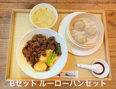 ランチセットを800から2200円(税込)とリーズナブルな価格でご提供しております。点心セット、ルーローハンセット、ネギ油まぜそばセット、鉄人鶏肉飯セットの16種類がございますので、その日の気分や体調でお選びいただけます。仕事中のランチタイムや、日のランチにもぜひお召し上がりください。