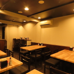 4名様向けの使い勝手が良いテーブル席を4卓ご用意しております。ご友人との賑やかなお食事やグループでのちょっとしたお集まりに重宝する空間です。居心地の良い雰囲気の中で、こだわりの料理とお酒を囲みながら会話が弾む楽しいひとときをお過ごしいただけます。少人数でのご宴会や歓談にも最適なお席となっております。