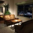 【京都の景色・夜景×4名様ソファー席】京都を一望できる窓際の4名様掛けのソファー席。女子会や友人同士、パーティーに大人気のお席です。