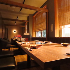 半個室の6人用テーブル席。ゆったりと座れるイスに広々としたテーブル。ご家族でのお食事やプライベート飲み会、各種宴会など様々なシーンでご利用いただけます。シックなオシャレ空間で、自慢のしゃぶしゃぶなど絶品料理をご堪能ください!