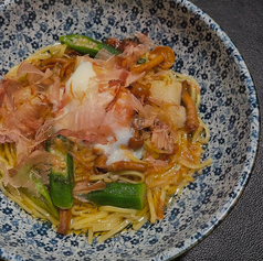 おくらと長芋となめたけのだし醤油仕立て 温泉卵添え