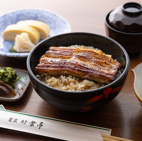江戸前鰻の老舗！ふっくら柔らかな焼き上がりをお楽しみ下さい。