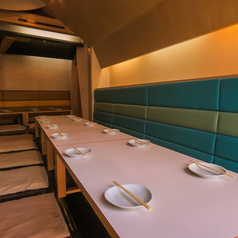 足を伸ばしてリラックスできる掘りごたつ席をご用意しています。中規模の宴会やご家族でのお食事にも最適です◎落ち着いた雰囲気の中で、自慢のお鍋や焼き鳥を囲みながら、賑やかで楽しいひとときをお過ごしください。