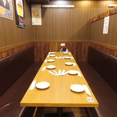 扉付きの個室を2部屋ご用意しております。最大25名様までご利用いただけますので、少人数の飲み会から大人数の宴会まで、様々なシーンに対応可能です。周りを気にせず、気兼ねなく会話を楽しめる落ち着いた空間◎