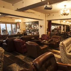 恵比寿駅から徒歩4分の便利な立地に位置する当店は、アクセスが良好で、デートや記念日のお食事にピッタリ。宴会や歓送迎会、打ち上げや女子会など、多様なシーンに対応した柔軟な席の調整が可能です。