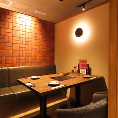 半個室の4人用テーブル席。ゆったりと座れるイスに広々としたテーブル。ご家族でのお食事やプライベート飲み会、各種宴会など様々なシーンでご利用いただけます。シックなオシャレ空間で、自慢のしゃぶしゃぶなど絶品料理をご堪能ください!