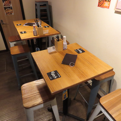 店内奥にあるテーブル席。2名様～ご利用可能なので、デートや友人とのサシ飲みなど、幅広いシーンでご利用いただけます。