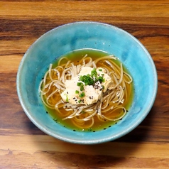 季節の黒胡麻そうめん(柚子みぞれ鶏団子)