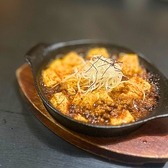 ピリッと痺れる本格派！人気のマーボー豆腐は、厳選した豆板醤と山椒が香る濃厚な味わい。ご飯やお酒とも相性抜群！居酒屋ならではのこだわりの一皿をぜひお試しください。