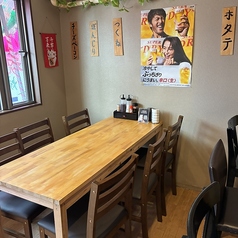 1階には、4名様から最大6名様までお座りいただけるテーブル席も完備しております♪ご友人同士での飲み会や、会社の同僚とのお食事など、中規模のグループ利用にぴったりのお席となっております◎メガビールや日本酒などの多彩なドリンクで乾杯しながら、当店自慢の料理の数々を皆様でワイワイとお楽しみください。
