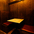 シンプルで無駄のない、まるで秘密基地の小部屋のようなカップルシート！木の質感を活かした壁とコンパクトなテーブル、落ち着いた照明が心をほぐし二人の距離もぐっと近づきます！サシ飲みにも最適です！