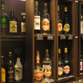 【珍しい焼酎、ウイスキー、日本酒を店主の目利きで仕入れています】飲み放題の他にも、一品一品の料理も愉しめます◎自慢の棚には、珍しいお酒を多数ご用意！すべて飲み放題です♪大宮で宴会、女子会にも対応可能◎大宮で飲み放題だったら、当店をご利用下さい。全席テーブル席なので、人数に応じて対応可能です！