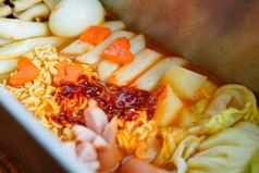 自家製・トッポギを使用した当店自慢【チュチェトッポギ】◎トッピングも充実♪の写真