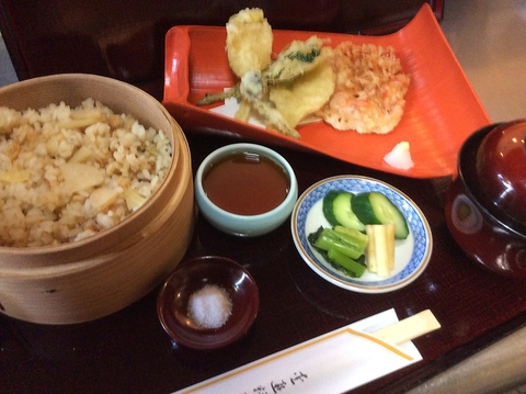 GW4月25日から5月4日まで休まず営業中　タケノコご飯と桜エビ山菜天ぷらセット1900円