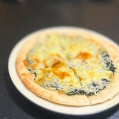 香ばしい生地にたっぷりのしらす！和風ソースが絶妙に絡む「しらす和風ピザ」は、カリッと焼き上げた生地に、新鮮なしらすの旨みが広がる一枚。お酒のお供にもぴったり！