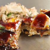 【英語メニューあり】当店では英語メニューをご用意しております。日本語が話せないゲストも安心してご利用いただけます。海外でも人気の「OKONOMIYAKI」を、言葉の壁を気にせずにお楽しみください。皆様のご来店をお待ちしております。