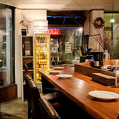 開放的な雰囲気が漂う店内では、広めのカウンター席が自慢。明るい光に包まれたこの場所は、デートや軽い食事にぴったりの空間です。大きな窓が自然とつながり、心地よい風を感じることができます。ゆったりとしたカウンターで心満たしてください。