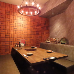 周りを気にせずプライベート空間でお食事をお楽しみいただける6人用の個室。プライベート飲み会や小規模の各種宴会など、様々なシーンでご利用ください!新鮮な食材を使用した当店こだわりの和食料理と種類豊富なお酒を堪能し、至福のひとときをお過ごしください♪