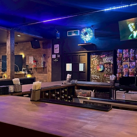 《翌6時まで営業中》ダーツをはじめ、様々なアミューズメントをお楽しみいただけるBar