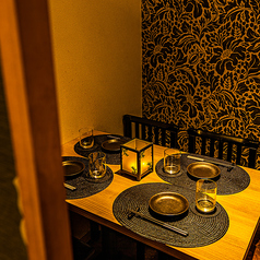 和の趣が溢れる落ち着いた空間には、大小様々な完全個室をご用意しています。障子を閉めると、プライベート感のある空間の完成。ご利用人数に合わせて仕切板や障子を全て取り外すと、梁だけを残した大きな個室になります。50名様から貸切にすることが可能なので、最大80名様まで大型宴会におすすめです。