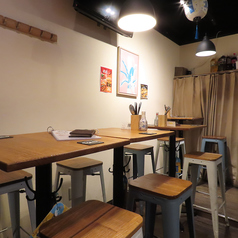 4名様まで対応可能なテーブル席は、会話もお酒も楽しみたい飲み会にピッタリ◎カジュアルで温かい雰囲気の店内だから、気心の知れた友人との集まりにもご利用いただけます！