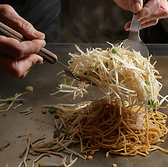 【高火力!鉄板】ご家庭では出せない強力な火力が自慢!お好み焼きや鉄板焼きの香ばしさを引き立て、より美味しいひとときを提供します。中はジューシーで柔らかく、外はこんがり。お店ならではの味をお楽しみください。