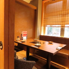 周りを気にせずプライベート空間でお食事をお楽しみいただける4人用の個室。ご家族でのお食事などはもちろん、デートや記念日、接待などのビジネスシーンでもお使いいただけます◎新鮮な食材を使用した当店こだわりの和食料理と種類豊富なお酒を堪能し、至福のひとときをお過ごしください♪