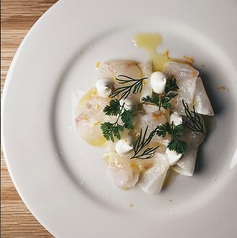 平目のカルパッチョ　マスカルポーネ、黄柚子、蕪