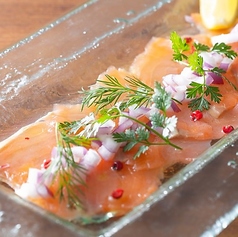 スモークサーモンのカルパッチョ