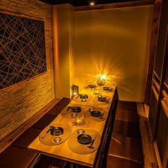 NEW OPEN！和の趣が溢れる落ち着いた空間には、大小様々な完全個室をご用意しています。障子を閉めると、プライベート感のある空間の完成。ご利用人数に合わせて仕切板や障子を全て取り外すと、梁だけを残した大きな個室になります。50名様から貸切にすることが可能なので、最大80名様まで大型宴会におすすめです。