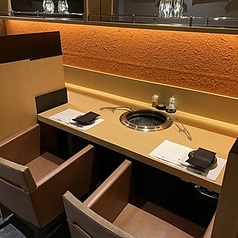 仕切りでお隣を気にせず、ごゆっくりとお食事をお楽しみいただけます。