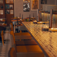 温かい灯りが照らす、カウンター席。おしゃれでありながらも、どこか親しみやすい雰囲気が魅力。座席数も豊富にご用意しております。カフェ利用にもおすすめ。当店自慢のデザートやドリンク片手に、友達と会話に花を咲かせましょう。デートや一人でゆったり過ごすのにも◎あなただけの素敵な時間を当店でお過ごしください♪