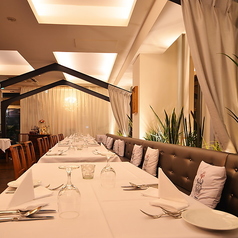 店内は広々としたデザイナーズ空間で、20人～50人での貸切に対応可能！懇親会・慰労会・パーティなど、大人数での特別な宴会にもご利用いただけます◎ご要望に応じてお席のレイアウト相談も承りますので、お気軽にご相談ください。