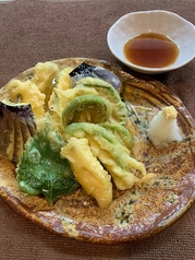 アボカドと旬野菜の天ぷら盛り