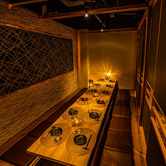 【大人数プライベート個室】10～30名様でもゆったりとお座りいただけるテーブル個室。大切なお客様を迎えての接待やビジネス仲間との会食、お仕事仲間との飲み会や宴会はもちろん、ご家族・親族でのお食事などにもご利用ください。ご宴会は飲み放題付が断然おトク。ゆったり大切な時間を価値あるものを♪