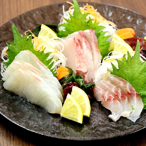 店主自らが釣り上げた鮮魚や北海道から取り寄せる干物をご提供いたします！