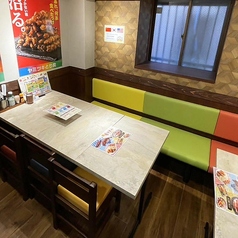 大きなテーブル席ご用意しております！会社宴会やちょっとしたお集まりにオススメ！シーンに合わせてご利用ください！