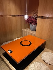 掘りごたつ式の完全個室は、少人数での食事から宴会まで幅広くご利用いただけます。気の置けない仲間との飲み会や、周囲を気にせず過ごしたい女子会に最適です。足を伸ばしてくつろぎながら、美味しいお肉と楽しい会話をお楽しみください。