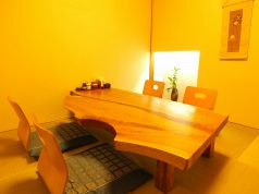 こだわりのけやき天然木を使ったローテーブル。落ち着きの個室は2名様～OK個室のみ飲食無しでご利用の場合は席代として200円頂きます。
