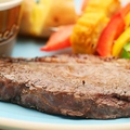 料理メニュー写真 オーストラリア産 牛イチボ肉の炭火焼きステーキ