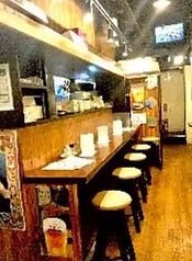 明るく開放的な店内に入ると1Fはカウンター席が広がります。お仕事帰りのサク飲みやお食事に最適でお一人様も大歓迎♪